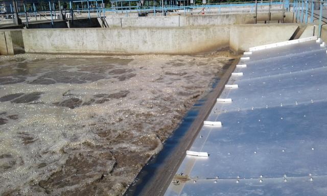 Schutzbleche verhindern Spritzer aus dem Abwasser