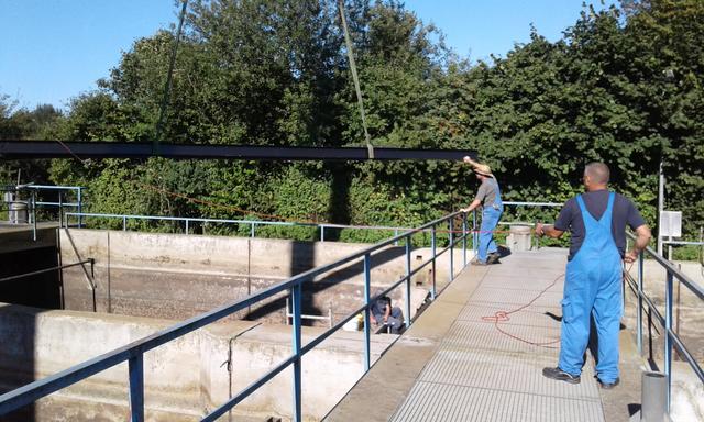 Mitarbeiter montieren Halterung