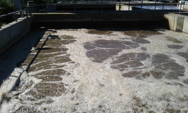 Abwasser im Klärbecken