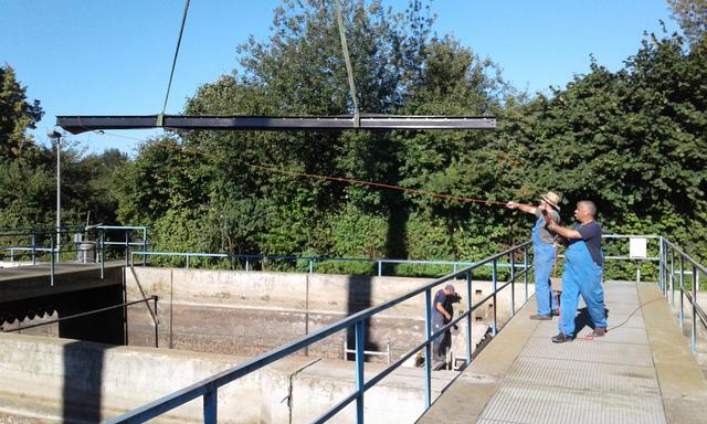 Halterung hängt am Kran