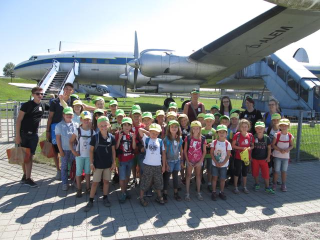 Die Sommerkids machten einen interessanten Ausflug zum Münchener Flughafen. | Foto: Sergej Kubrak