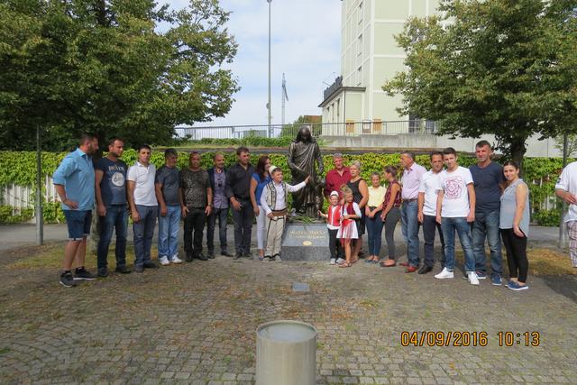 Zur Heiligsprechung von Mutter Teresa legten Kinder in albanischer Tracht an der Statue auf dem Pfaffenhofener Pfarrplatz Blumen nieder. Mit dabei waren Osman Ferizi, der Vorsitzende von Sali Çekaj, und die Vorstandsmitglieder Ardian Ndreka, Shemsi Haziri, Gazmend Dashi sowie Mustaf Shala, Manush Kolgeci und Behar Jupaj mit ihren Familien.