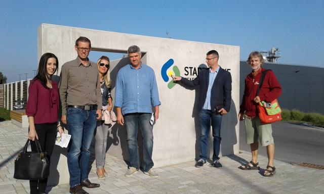 Von links: Alexandra Tomic, Dr Sebastian Brandmayr, Tidana Todorovic, Dragan Jeremic, Miroslav Pimic, Stadtrat Manfred "Mensch" Mayer