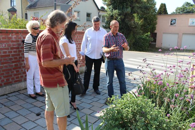 Mario Dietrich (rechts), bei den Stadtwerken für Grünanlagen verantwortlich, erklärt die Bepflanzung öffentlicher Grünanlagen.
