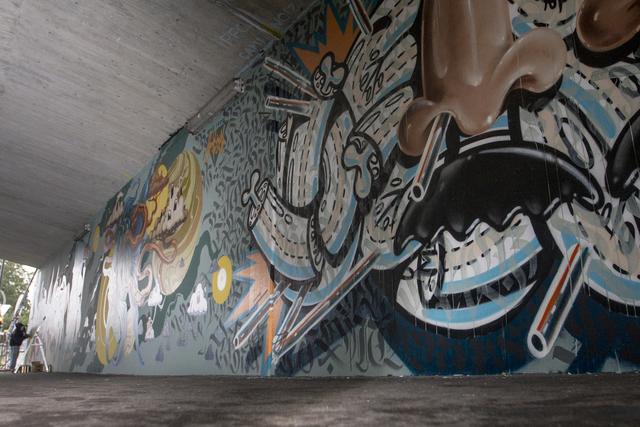 Blick ins Weite: Der Innsbrucker HNRX kooperierte mit dem Calligraffiti-Künstler Patrick Hartl. Im Hintergrund das Motiv von Iron Monkey aus Wiesbaden und der Pfaffenhofener Andreas Care Dill bei der Arbeit. | Foto: Tom Strasser