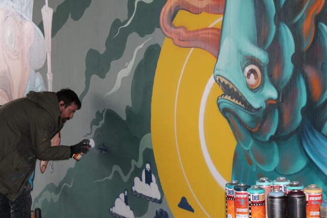 Iron Monkey bei seiner Arbeit am Fischmotiv.