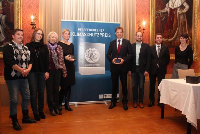 Der 1. Pfaffenhofener Klimaschutzpreis 2015 ging an den Verein Kleiderkammer Pfaffenhofen e. V. und die Firma Hipp.