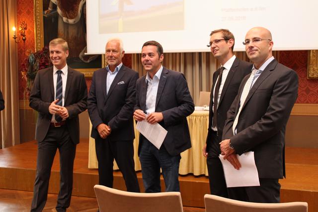 Von links: Stadtwerke-Geschäftsführer Stefan Eisenmann, ESB-Geschäftsführer Werner Bähre, Bürgermeister Thomas Herker, Technischer Leiter der Stadtwerke Sebastian Brandmayr und ENB-Geschäftsführer Michael Schneider.