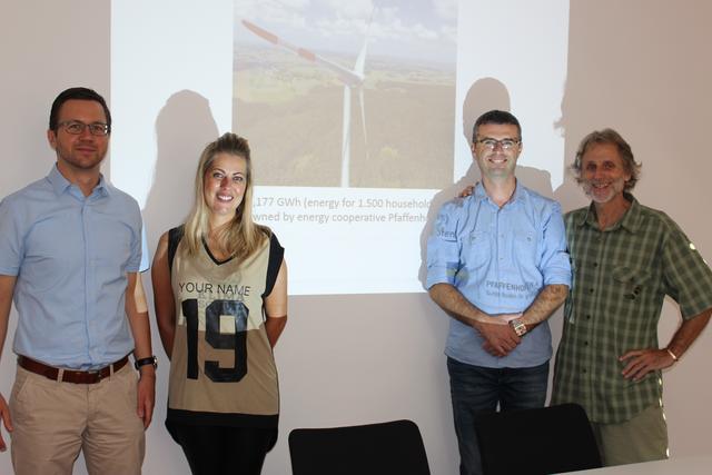 Der städtische Klimaschutzmanager André Adler (links) nach seinem Vortrag über die Pfaffenhofener Klimaschutzaktivitäten mit (weiter von links) Tiljana Topovic, Miroslav Pimic und Stadtrat Manfred "Mensch" Mayer.