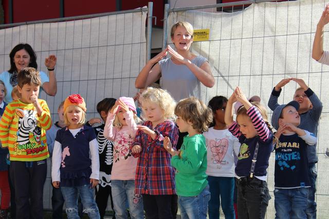 "Wer will fleißige Handwerker sehen...." singen die Mädchen und Buben der Kindertagesstätte St. Andreas.