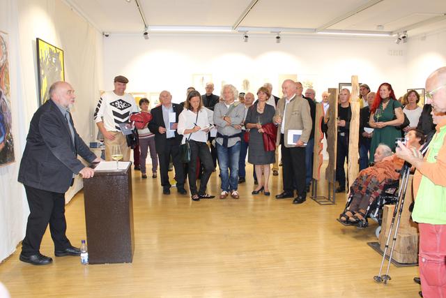 Prof. Günther Köppel (links) erhielt viel Applaus für seine Laudatio in der Städtischen Galerie.