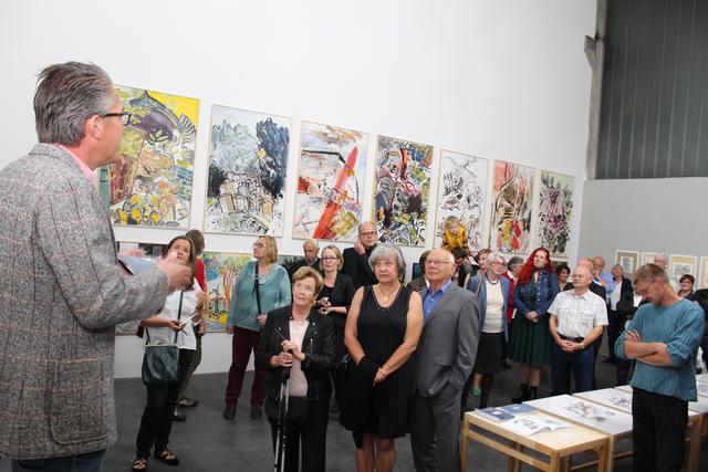 Kulturreferent Steffen Kopetzky (links) begrüßte die Besucher im "Kino" der Kulturhalle.