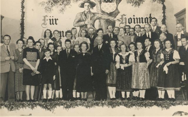 Gründungsfoto der „Eghalanda Gmoi“ Pfaffenhofen aus dem Jahr 1949. Vorne in dunkler Kleidung Josef Kroha mit Frau und Heinrich Fischer, die als Initiatoren des Zusammenschlusses fungierten.