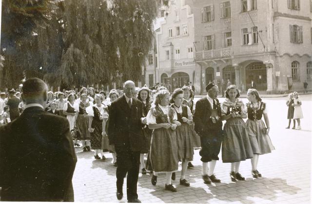 Umzug der Egerländer in heimischer Tracht anlässlich des Gründungsfestes am 3. Juli 1949