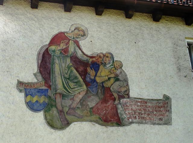 Die an einem der Gebäude noch erhaltene, von Michael P. Weingartner verfasste Darstellung des St. Martin mit Inschrift an einem der Gebäude nimmt Bezug auf den zeitgeschichtlichen Hintergrund: 
„In den Jahren 1948/50 erbaute der Kreis, aus staatl. & eigenen Mitteln, zur Linderung der Wohnungsnot, diese Siedlung. MPW 1950.“ (2016)