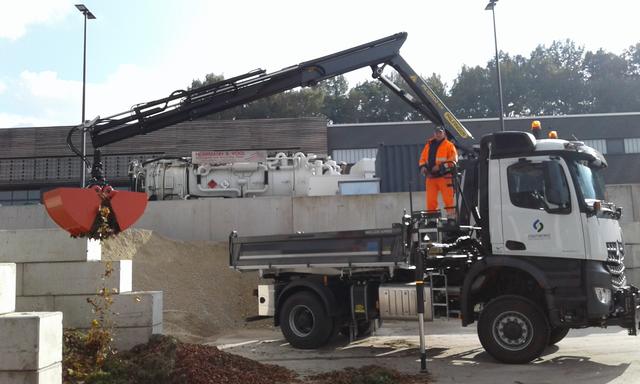 LKW-Fahrer Erwin Halmich auf dem neuen Kran