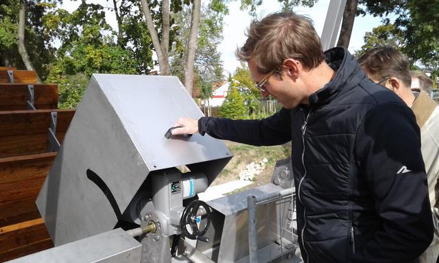 Dr. Sebastian Brandmayr erklärt das Wasserrad