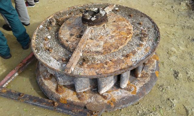 Dieses Wasserrad war früher in der Arlmühle installiert