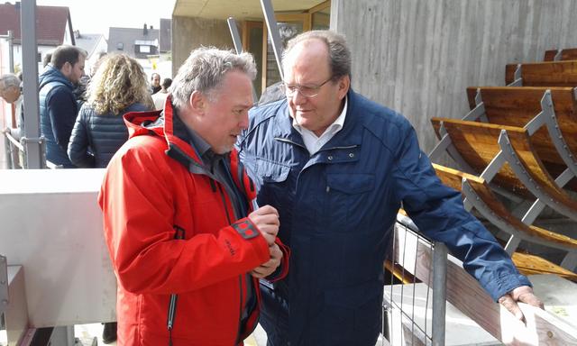 von links:Stadträte Markus Käser und Hans Prechter im Gespräch