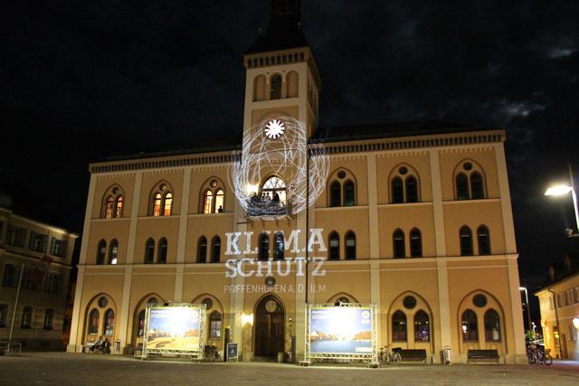 Das Rathaus war am Samstagabend passend illuminiert.