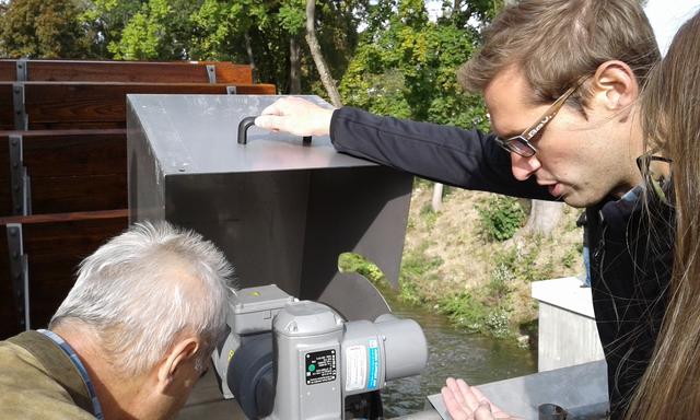 Dr. Sebastian Brandmayr erläutert die Funktionsweise des Zuppinger Wasserrads