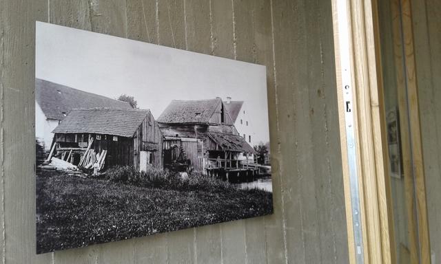 Im Inneren erläutern historische Aufnahmen die Geschichte der Arlmühle