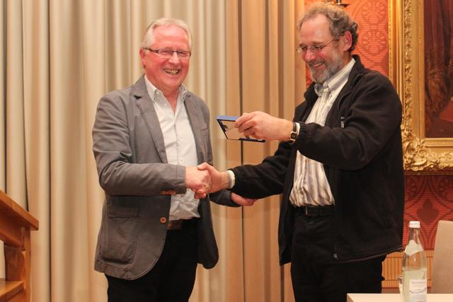 Pastoralreferent Sepp Steinbüchler (links) bedankte sich bei Stefan Bauberger für seinen Vortrag mit einem kleinen Geschenk.