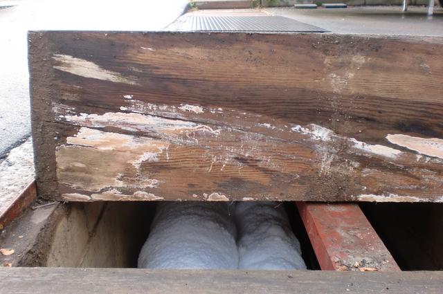 Eis bildet sich an den kalten Rohren