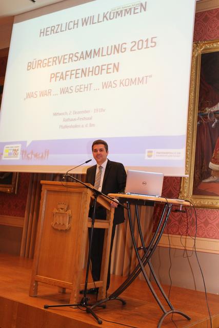 Bürgermeister Thomas Herker bei der Bürgerversammlung 2015