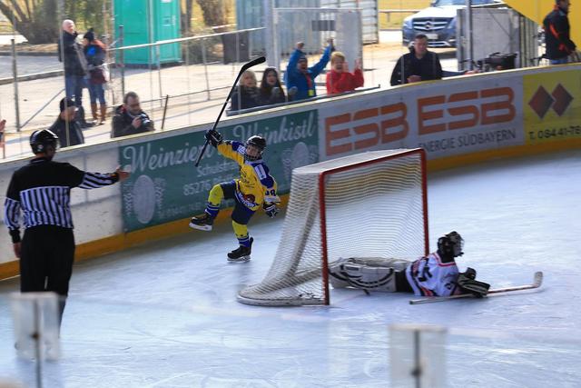Maddox Schwirtzer trifft im Aufstiegsspiel der Kleinschüler gegen Peißenberg (Endstand: 14:1)