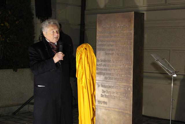 Enthüllung der Gedenkstele durch Leo Schurius