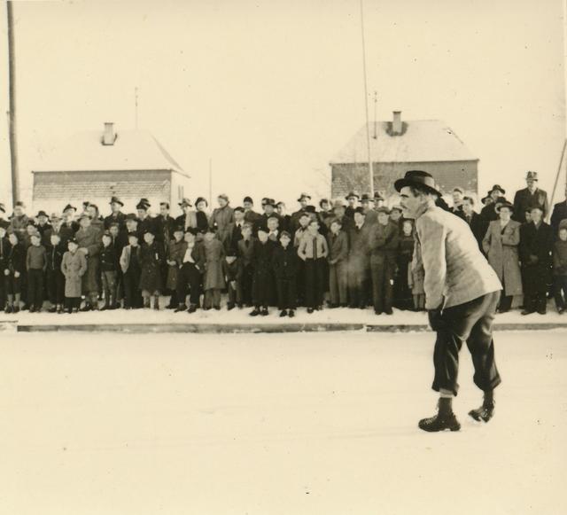 Pausenunterhaltung für die zahlreich anwesenden Zuschauer (1951)