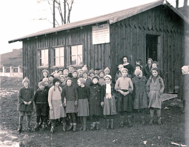 Die Hütte des Eislaufvereins mit dem begeisterten Eislaufnachwuchs (ca. 1935)