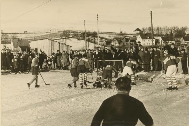 Spannende Spielszene vor dem Tor: Die Pfaffenhofener in dunklen, die Moosburger in gestreiften Stutzen (1951)