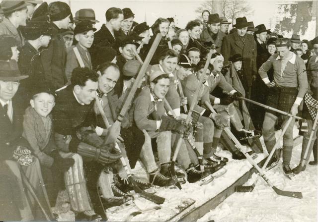 Die Mannschaft des EV Pfaffenhofen auf der Spielerbank (1951)