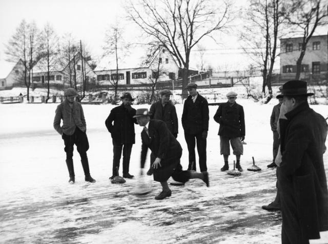Spannende Wettkämpfe der Eisstockschützen mit zeitgenössischem Outfit (ca. 1935)