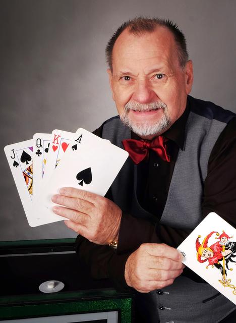 Der Zauberer Pierre Breno begeistert durch seine magischen Künste. | Foto: Fotostudio Hücherig