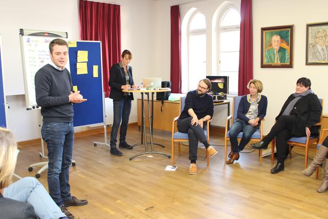 Beim ersten Workshop des Projekts „Qualität vor Ort“ (von links): Bürgermeister Thomas Herker, Moderatorin Heike Mühlbauer und Michael Schröter von der Deutschen Kinder- und Jugendstiftung, Lutz-Schul-Rektorin Helene Haas, Kathrin Maier, Sachgebietsleiterin Familien und Soziales.