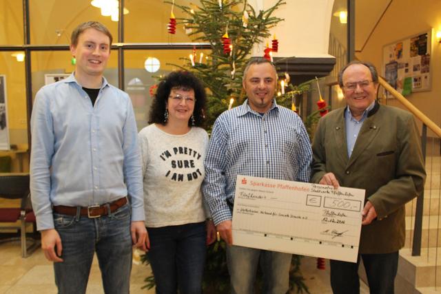 Spendenübergabe der Stadtwerke-Mitarbeiter an den Verein SKM (von links): SKM-Schriftführer Peter Daubmeier, Gabi Durek und Maik Blumenstein vom Personalrat der Stadtwerke sowie SKM-Vorsitzender Hans Prechter.