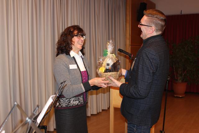 Die Pfarrgemeinderats-Vorsitzende Waltraud Daniel bedankte sich bei Ralf Eger für seinen Vortrag.