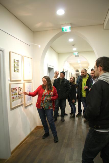 Bei der Führung durch die Ausstellung erfuhren die Gäste, wie einzelne Zeichnungen entstanden sind, und so manche lustige Skurrilität aus der 9000-jährigen Geschichte des Bieres.