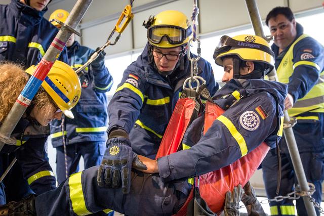 Die Pfaffenhofener THW-Jugend bei der Abnahme des Bayerischen Leistungsabzeichens im November 2016. | Foto: Michael Matthes