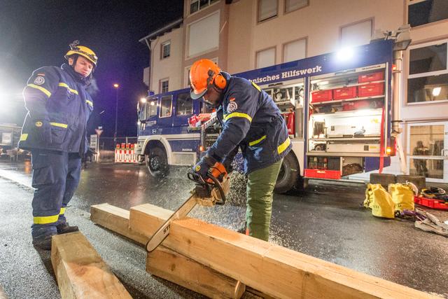 THW-Einsatz in Manching: Nach dem Brand eines Wohnhauses waren aufwändige Arbeiten zur Sicherung des Gebäudes notwendig. | Foto: Michael Matthes