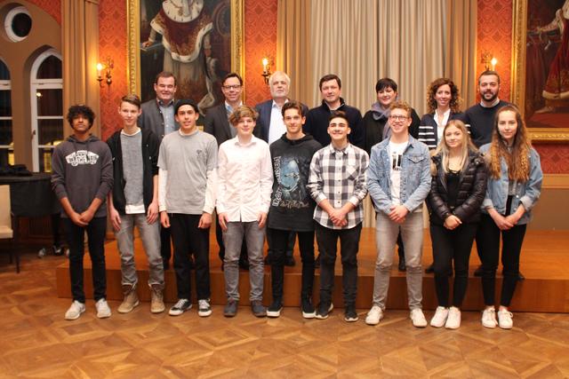 Einige der neugewählten Jugendparlamentarier (vorne v. l.): Jeremy Steinberger, Philipp Hipp, Joshua Schlabs, Jonas Hirsch, Taulant Ndreka, Davut Yürekten, Paul Kirschner, Ella Irchenhauser, Isabelle Gruber. Hinten v. l.: Zweiter Bürgermeister Albert Gürtner, Stadtrat Martin Rohrmann, Stadtrat Reinhard Haiplik, Stadtjugendpfleger Christoph Höchtl, Sachgebietsleiterin Kathrin Maier, Jugendreferentin Julia Spiteznberger, Bürgermeister Thomas Herker