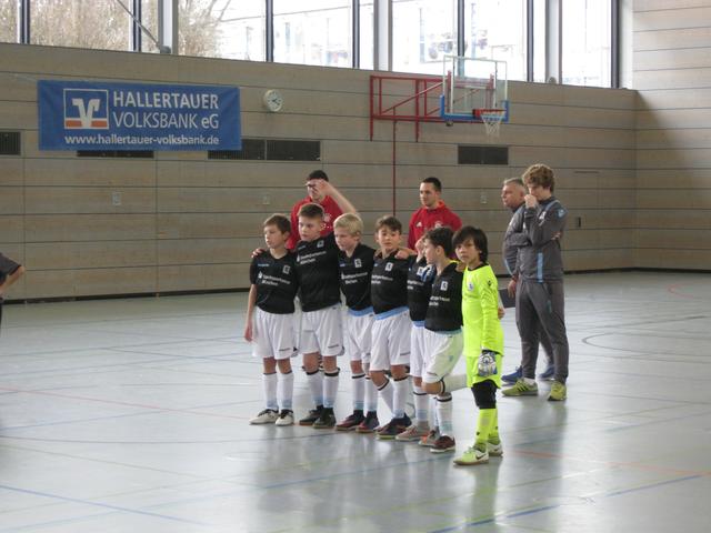 Gespannt verfolgen die Spieler des TSV 1860 München das Sieben-Meter-Schießen im Finale gegen den FC Bayern München.