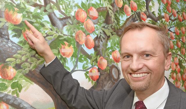 Welcher Apfel soll's dein sein?  Hermann Klement durfte sich im Foyer der Tierherberge seinen „persönlichen“ Apfel am Baum der Zuwendung aussuchen (Foto © Paul Ehrenreich)
