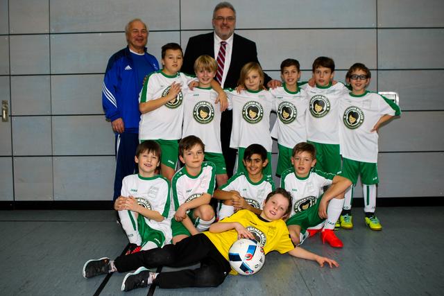 Die U11 des MTV 1862 Pfaffenhofen mit Trainer und 1. Vorstand Helmut Reiter, sowie in der Bildmitte MdB Erich Irlstorfer.