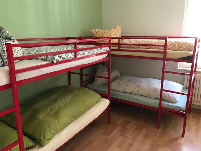 Neben kleineren Wohnungen gibt es auch " Notbetten"