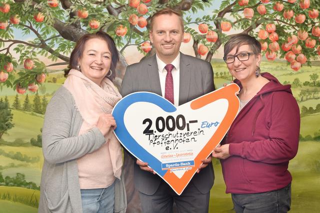 Bargeld, eine Überweisung oder ein Scheck Geschäftsleiter Hermann Klement von der Sparda-Bank Pfaffenhofen mit einem Scheck zugunsten von Molly (Foto © Paul Ehrenreich)