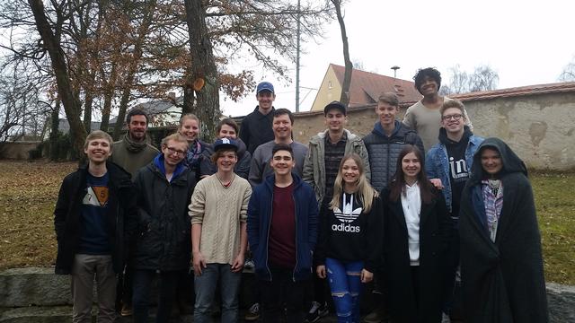 Gruppenfoto der Mitglieder des Jugendparlaments mit den Mitarbeitern und Helfern der Stadtjugendpflege
